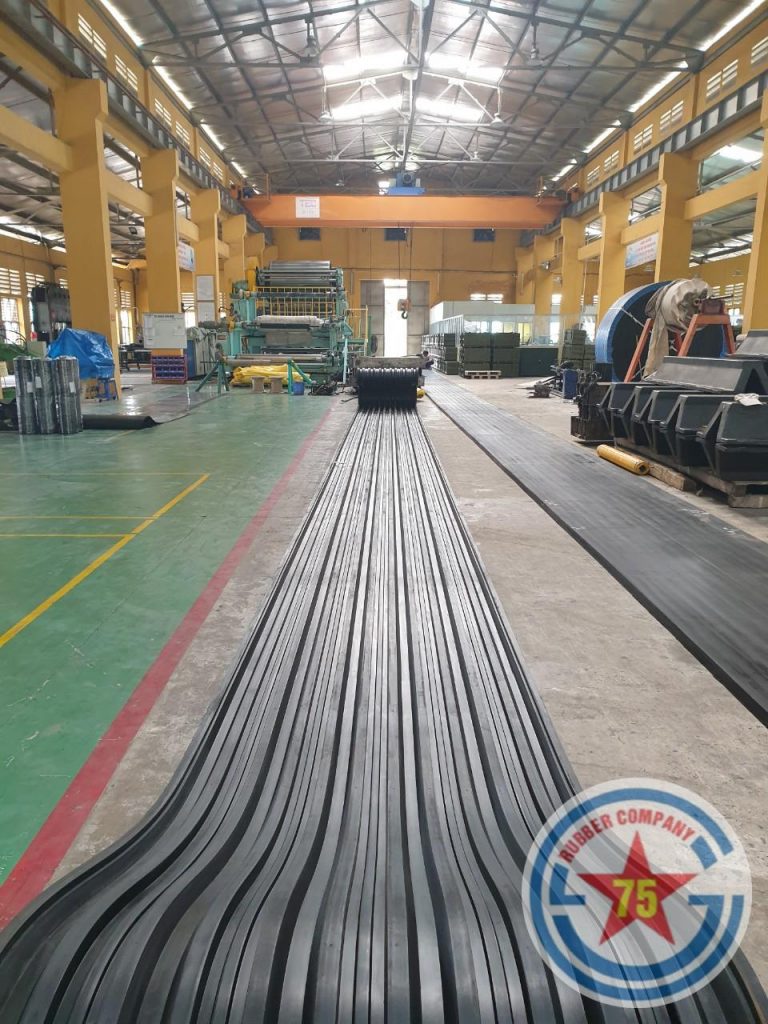Rubber converyor belts of foam corrugated iron roller Cao Su 75